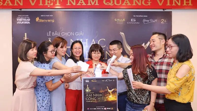 Các phóng viên bầu chọn giải thưởng Âm nhạc Cống hiến