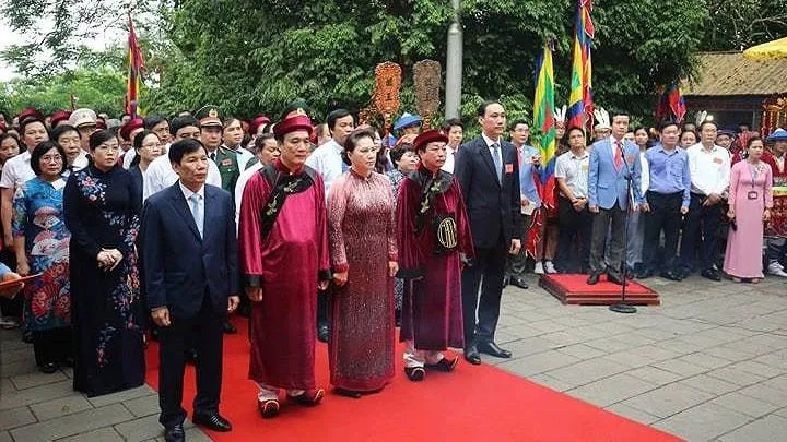 Dâng hương tưởng niệm các vua Hùng
