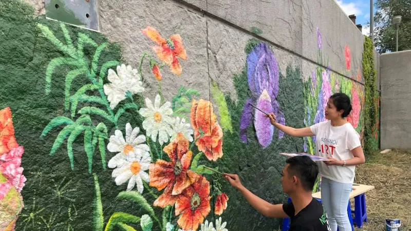 Bức tranh mùa xuân Pháp- Việt bên dòng sông Seine được thực hiện bởi 5 họa sĩ đến từ Việt Nam