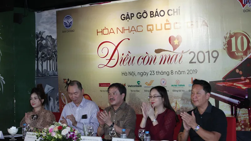 Lần đầu tiên ca khúc rock được biểu diễn trong Điều còn mãi 