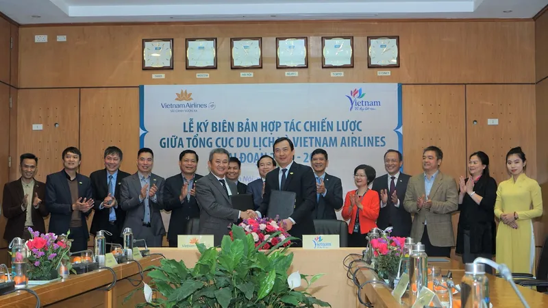 Đại diện Tổng cục Du lịch Việt Nam và đại diện Hãng hàng không quốc gia Vietnam Airlines ký Biên bản hợp tác chiến lược giai đoạn 2020-2022 về quảng bá, xúc tiến du lịch