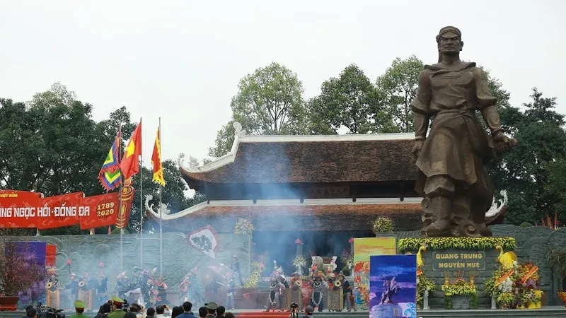 Hàng ngàn người tham dự lễ hội Gò Đống Đa