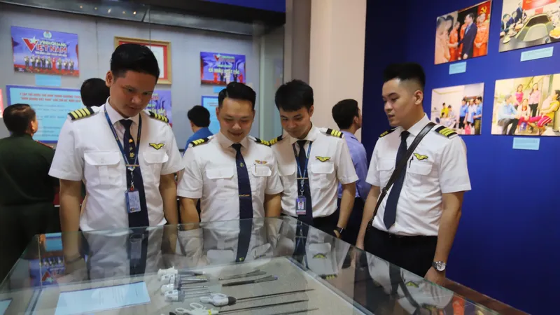  Khai mạc trưng bày chủ đề "Chủ tịch Hồ Chí Minh với giai cấp công nhân"