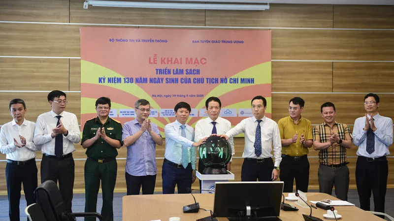 Đại diện ban tổ chức ấn nút khai mạc triển lãm