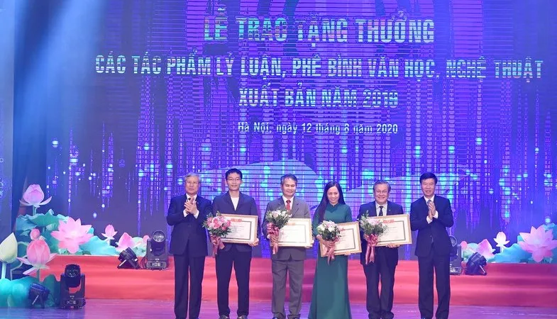 Trao tặng thưởng 15 tác phẩm lý luận, phê bình Văn học Nghệ thuật 