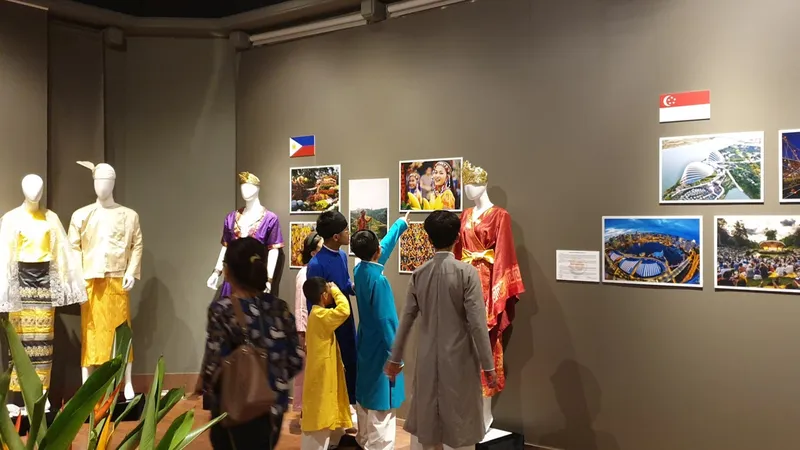 Khám phá sắc màu trang phục truyền thống ASEAN
