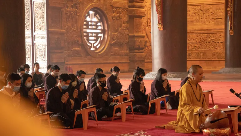 Đến chùa trong dịp Tết Tân Sửu phải đeo khẩu trang 