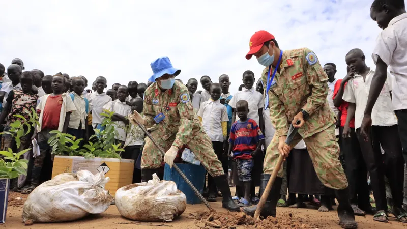 Chiến sĩ mũ nồi xanh của Việt Nam trồng cây gây bóng mát ở Nam Sudan