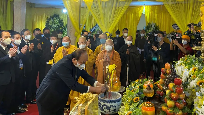 Nhiều đoàn lãnh đạo cùng đông đảo Phật tử đã tới viếng Đại lão Hòa thượng Thích Phổ Tuệ