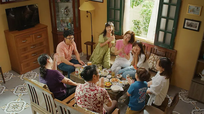 "Thương ngày nắng về" - lặng ngắm những câu chuyện về tình thân