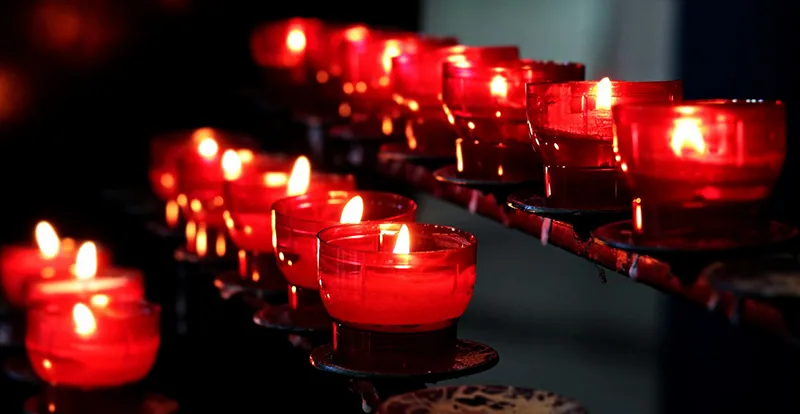 Tối 19-11, các chùa, cơ sở tự viện cả nước thỉnh chuông thắp nến, tưởng niệm, cầu siêu đồng bào tử vong do Covid-19