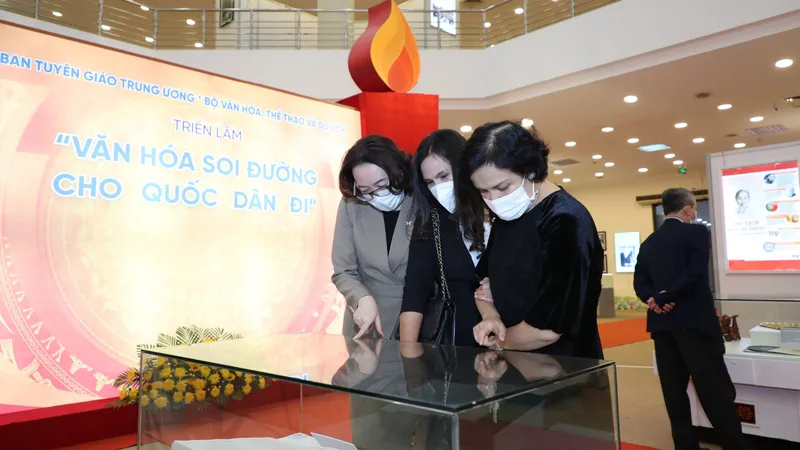 Khai mạc triển lãm “Văn hóa soi đường quốc dân đi“
