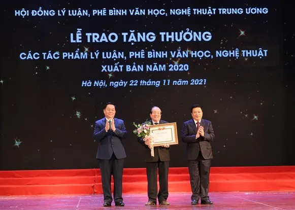 Nhà thơ Hữu Thỉnh được trao tặng giải thưởng dành cho tác phẩm lý luận phê bình văn học nghệ thuật