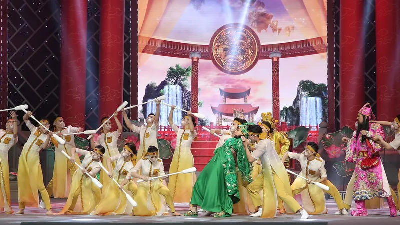 Táo quân 2022: Táo Y tế gây sốc với vũ điệu ngoáy mũi