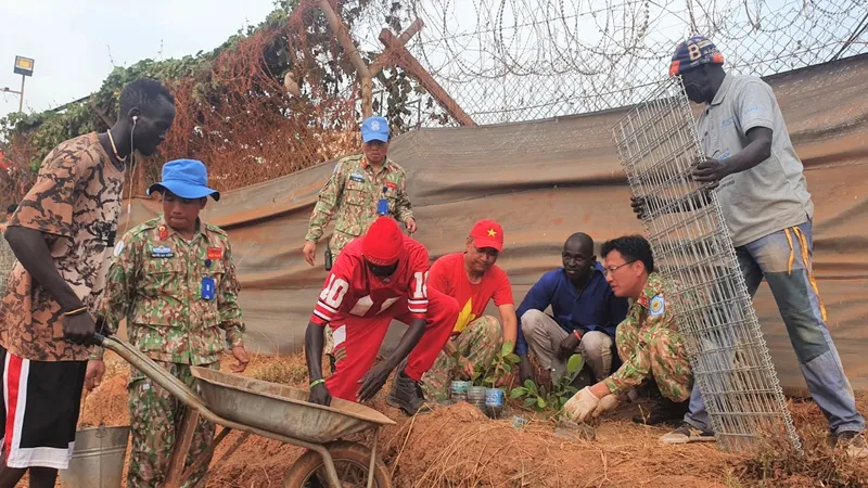 Chiến sĩ mũ nồi xanh trồng cây phủ xanh vùng đất khô cằn ở Nam Sudan 