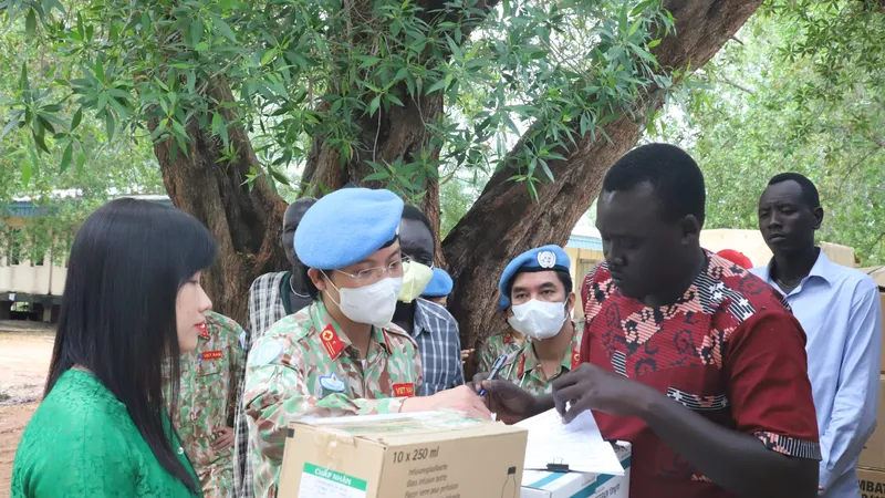 Khám và tặng thuốc chữa bệnh thiết yếu cho dân nghèo tại Nam Sudan