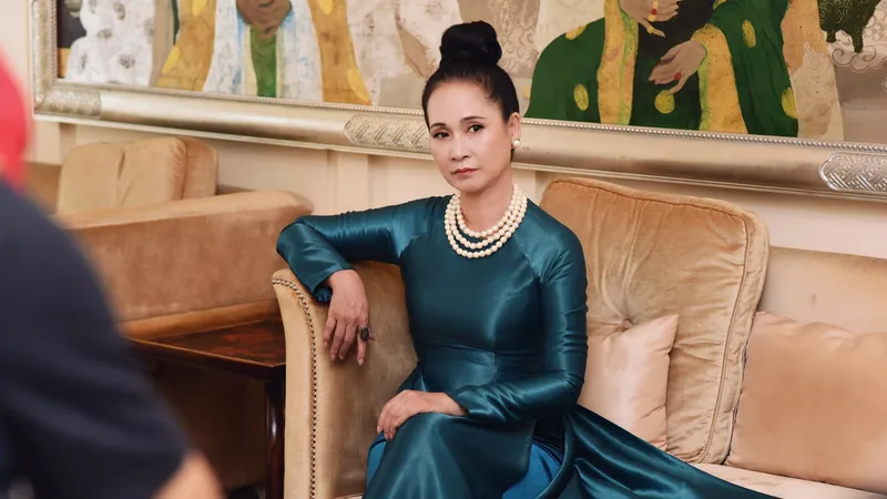 NSND Lan Hương bén duyên với thời trang ở tuổi ngoài 60