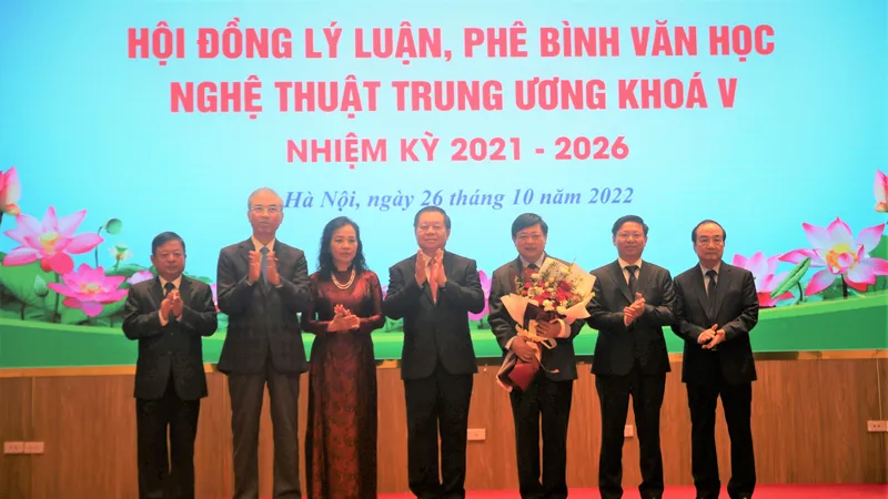 Ra mắt Hội đồng Lý luận phê bình văn học nghệ thuật Trung ương khóa V 