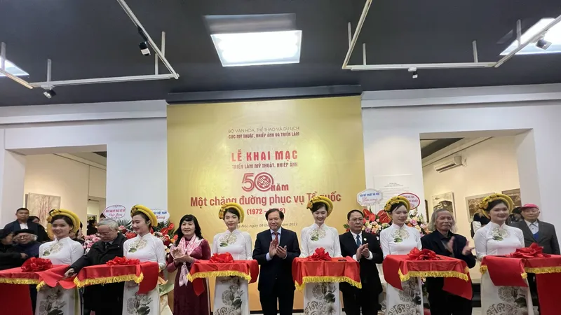 77 tác phẩm được trưng bày trong triển lãm “50 năm một chặng đường phục vụ Tổ quốc“