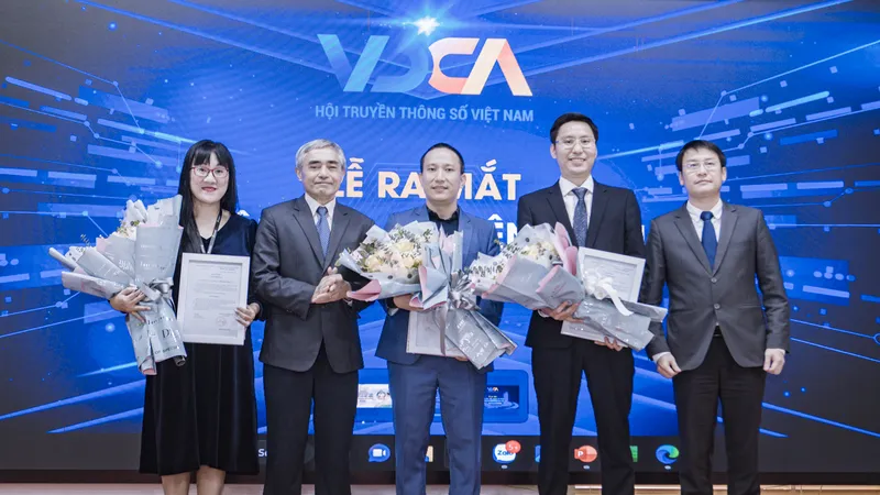 Lãnh đạo Hội Truyền thông số chúc mừng Ban điều hành Liên minh Sáng tạo nội dung số 