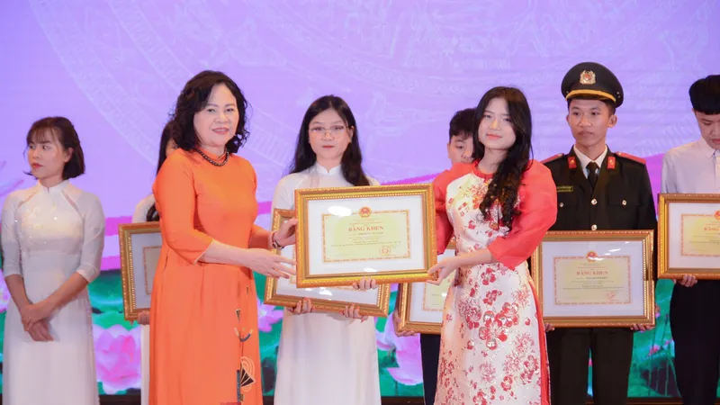 Thứ trưởng Bộ GD- ĐT Ngô Thị Minh trao giải nhất cho em em Trịnh Vũ Tú Linh, học sinh lớp 9A11, Trường THCS Ngô Quyền, Hải Phòng