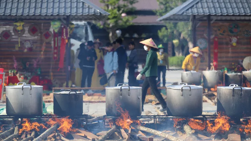 Bánh chưng được gói và luộc trong 12 tiếng ngay tại khu vực chùa Tam Chúc- Hà Nam