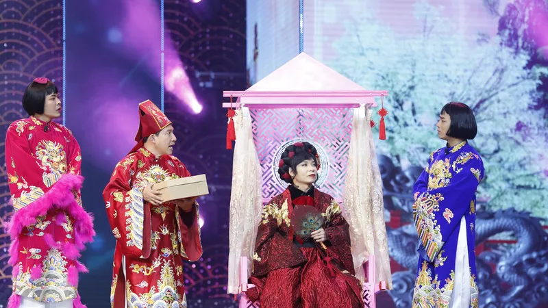 Nghệ sĩ Công Lý (giữa) trở lại sau một năm vắng mặt vì sức khỏe yếu. Anh là ban giám khảo trong một phần thi của các Táo.