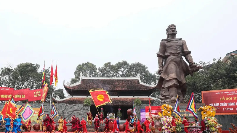 Lễ hội kỷ niệm 234 năm chiến thắng Ngọc Hồi - Đống Đa, tại Công viên văn hóa Đống Đa, Hà Nội, sáng 26-1 (mùng 5 tháng Giêng). Ảnh: VIẾT CHUNG