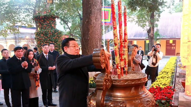 Chủ tịch Quốc hội dâng hương khai xuân tại Hoàng thành Thăng Long