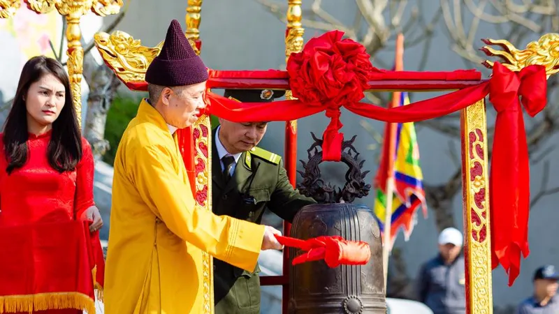 Hòa thượng Thích Thanh Quyết, Phó Chủ tịch Hội đồng Trị sự Trung ương GHPG Việt Nam, Trưởng ban Trị sự GHPG Việt Nam tỉnh Quảng Ninh thỉnh chuông khai hội Xuân Yên Tử năm 2023