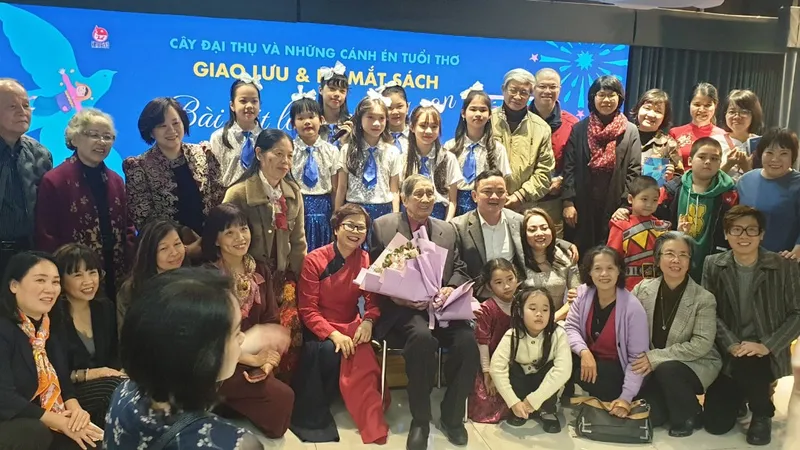 Nhạc sĩ Phạm Tuyên, con gái Phạm Hồng Tuyến cùng khán, thính giả có những giây phút giao lưu ấm áp