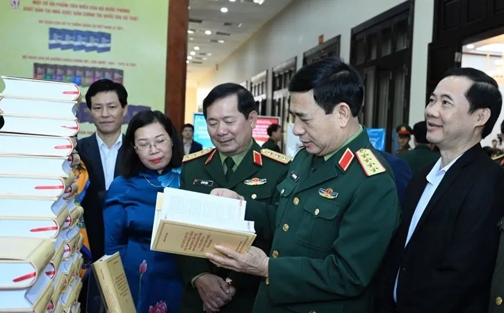 Các đại biểu tham quan khu vực trưng bày sách trước buổi tọa đàm