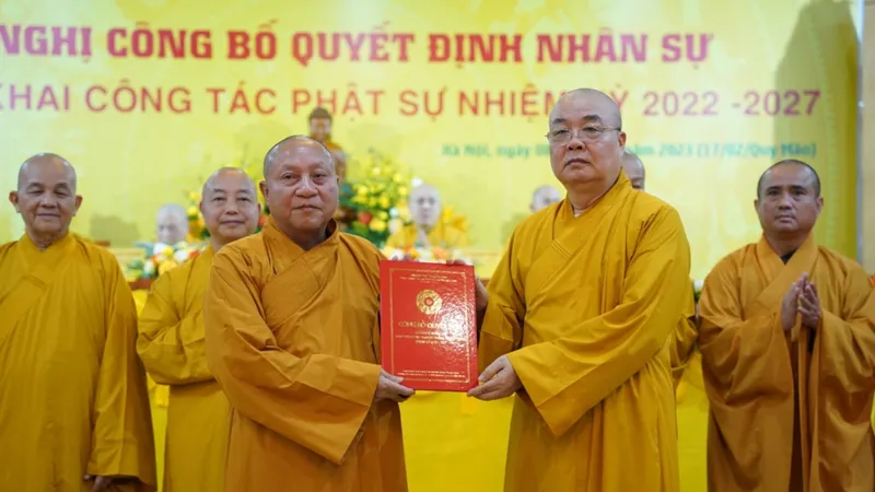 Hòa thượng Thích Gia Quang, Phó Chủ tịch Hội đồng Trị sự (người đứng bên trái) được giao làm Trưởng ban TT-TT Trung ương GHPGVN nhiệm kỳ (2022- 2027)