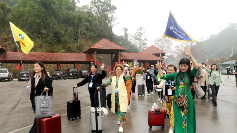 Tổng cục Du lịch cùng địa phương đón đoàn khách du lịch đầu tiên từ Trung Quốc tại cửa khẩu Hữu Nghị, Lạng Sơn