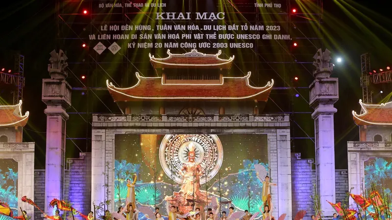 Khai mạc chương trình Lễ hội đền Hùng-Tuần văn hóa du lịch đất Tổ 2023. Ảnh: VIẾT CHUNG