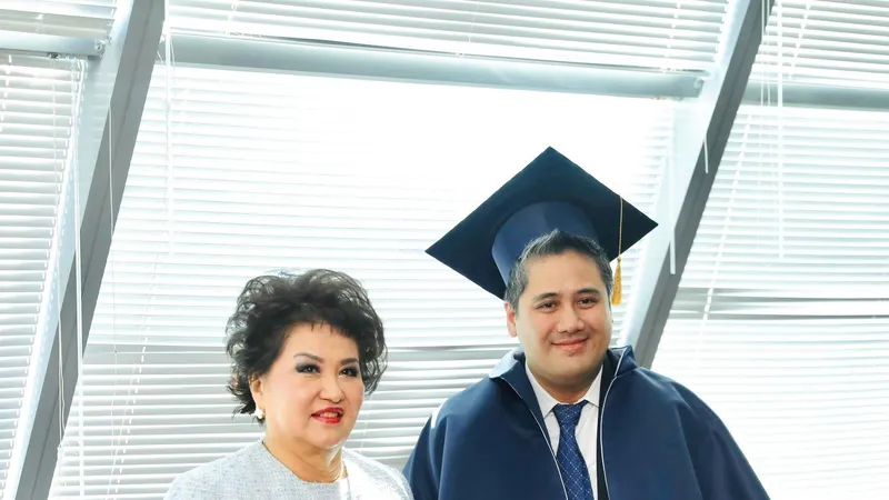 Giám đốc Trường Đại học Quốc gia Nghệ thuật Kazakhstan GS- NSND Aiman Musakhajaeva trao học hàm Giáo sư danh dự cho NSƯT Bùi Công Duy
