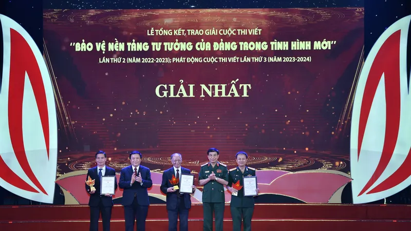 Trao 3 giải thưởng cho 3 tác phẩm đoạt giải Nhất cuộc thi viết “Bảo vệ nền tảng tư tưởng của Đảng trong tình hình mới” lần thứ 2