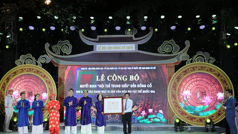 Thứ trưởng Bộ VH-TT-DL Hoàng Đạo Cương đã trao quyết định ghi danh Hội thề Trung hiếu Đền Đồng Cổ vào danh mục Di sản văn hóa phi vật thể quốc gia