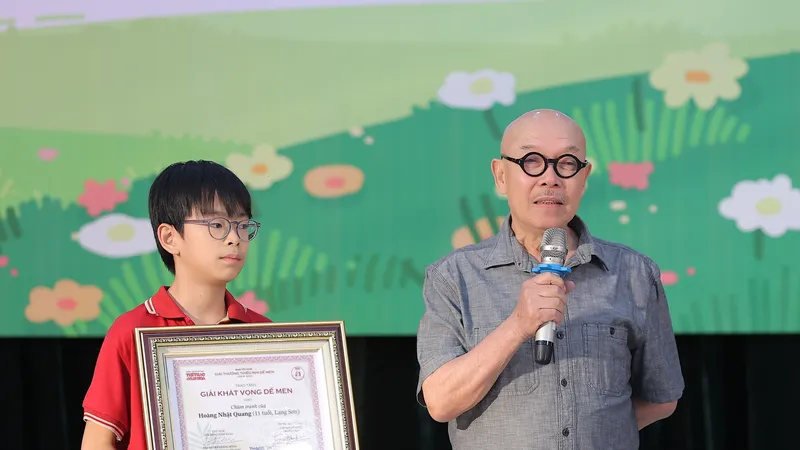 Họa sĩ Thành Chương và họa sĩ nhí Hoàng Nhật Quang