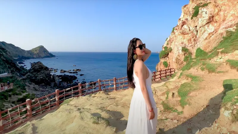 Biển Việt Nam đẹp đến ngỡ ngàng trong MV "Mùa hè bỏng cháy"