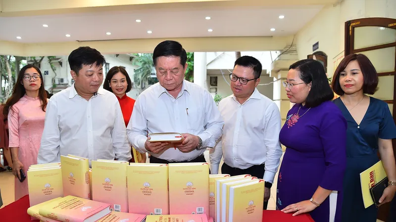 Trưởng Ban Tuyên giáo Trung ương Nguyễn Trọng Nghĩa và các đại biểu tham dự lễ ra mắt cuốn sách mới về Tổng bí Thư Nguyễn Phú Trọng