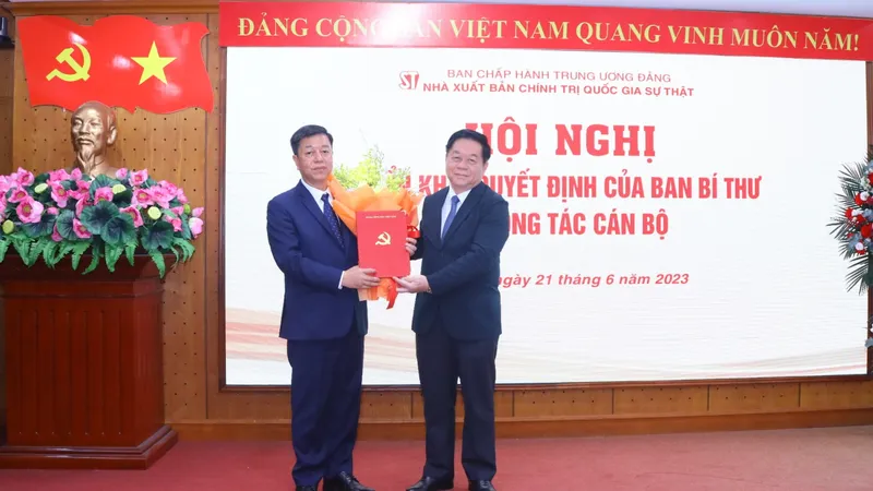 Đồng chí Nguyễn Trọng Nghĩa, Trưởng Ban Tuyên giáo Trung ương trao Quyết định bổ nhiệm PGS.TS Vũ Trọng Lâm giữ chức Giám đốc- Tổng Biên tập NXB Chính trị quốc gia Sự thật