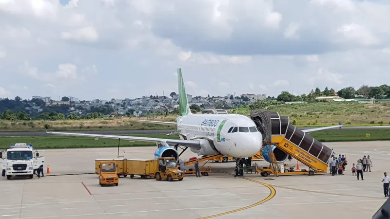 Bộ GTVT lên tiếng về kiến nghị bỏ giá trần vé máy bay. Ảnh: MAI AN