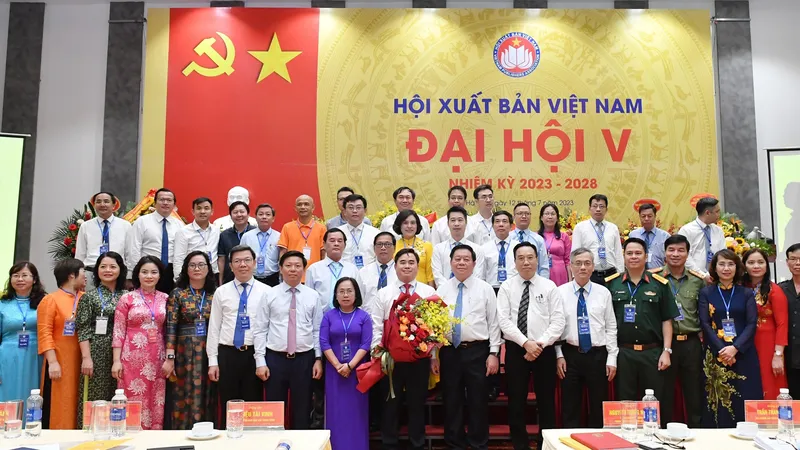 Đồng chí Nguyễn Trọng Nghĩa, Trưởng Ban Tuyên giáo Trung ương tặng hoa chúc mừng Ban Chấp hành Hội Xuất bản Việt Nam khóa V, nhiệm kỳ 2023-2028. Ảnh: TRẦN THÀNH ĐẠT