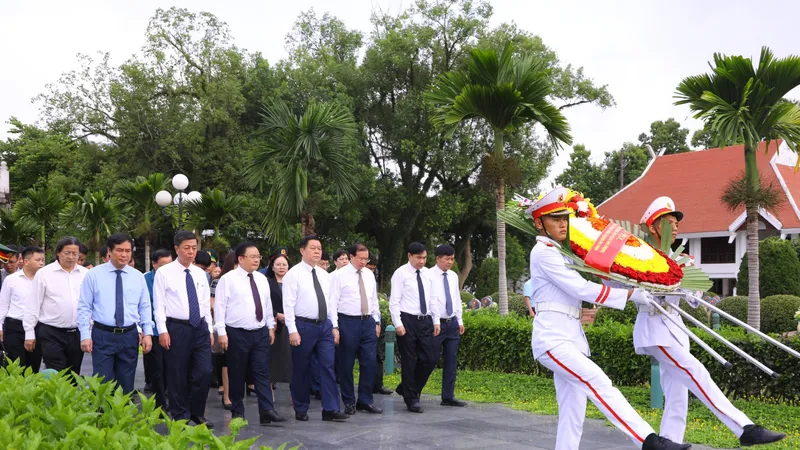 Đoàn công tác của Ban Tuyên giáo Trung ương do đồng chí Nguyễn Trọng Nghĩa, Trưởng Ban Tuyên giáo Trung ương dẫn đầu, đã đến dâng hoa, dâng hương viếng các anh hùng liệt sĩ tại TP Điện Biên Phủ, tỉnh Điện Biên