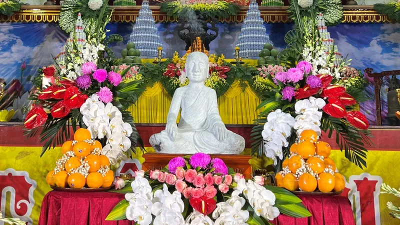 Tượng Phật Hoàng Trần Nhân Tông được chế tác bằng ngọc bích có kích thước 1/1 với phiên bản của tượng Phật Hoàng trong tháp tổ (tại chùa Yên Tử)