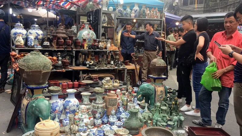 Du khách tham quan sản phẩm gốm