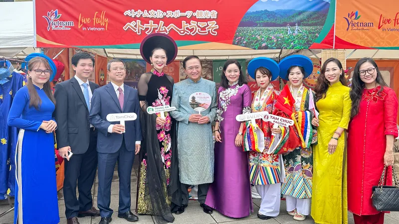 Người dân Nhật Bản thích thú với nghệ thuật rối nước và tranh Đông Hồ