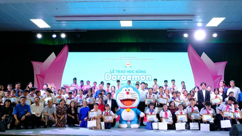Quỹ Doreamon trao tặng 559 suất học bổng cho trẻ em