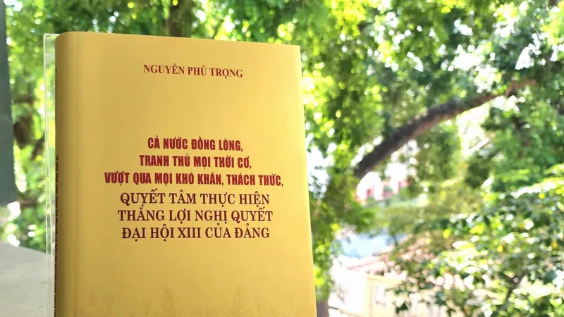 Cuốn sách "Cả nước đồng lòng, tranh thủ mọi thời cơ, vượt qua mọi khó khăn, thách thức, quyết tâm thực hiện thắng lợi Nghị quyết Đại hội XIII của Đảng" 